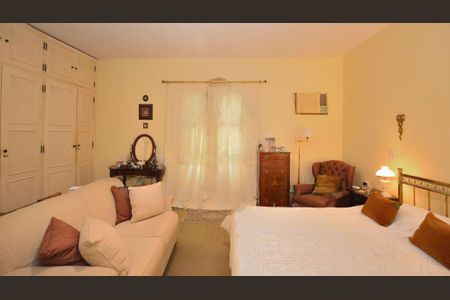 Casa à venda com 261m², 4 quartos e 4 vagas