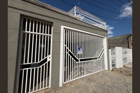 Casa à venda com 200m², 3 quartos e 2 vagas Casa à venda com 200m², 3 quartos e 2 vagasFachada