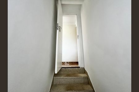 Casa à venda com 140m², 3 quartos e 2 vagas Casa à venda com 140m², 3 quartos e 2 vagasEscada