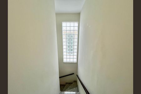 Casa à venda com 140m², 3 quartos e 2 vagas Casa à venda com 140m², 3 quartos e 2 vagasEscada