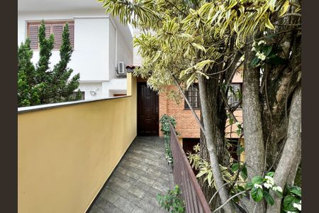 Casa à venda com 140m², 3 quartos e 2 vagas Casa à venda com 140m², 3 quartos e 2 vagasFachada