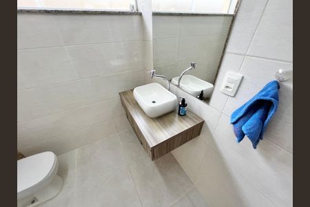 Casa à venda com 140m², 3 quartos e 2 vagas Casa à venda com 140m², 3 quartos e 2 vagasBanheiro