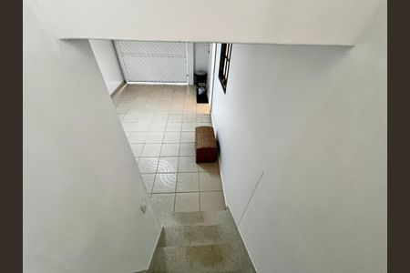 Casa à venda com 140m², 3 quartos e 2 vagas Casa à venda com 140m², 3 quartos e 2 vagasEscada