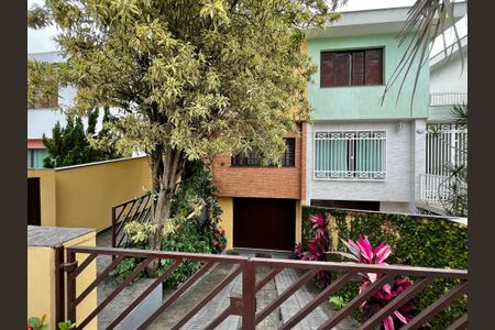 Casa à venda com 140m², 3 quartos e 2 vagas Casa à venda com 140m², 3 quartos e 2 vagasFachada