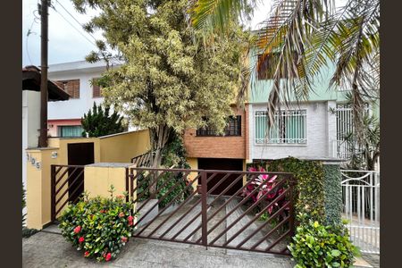 Casa à venda com 140m², 3 quartos e 2 vagas Casa à venda com 140m², 3 quartos e 2 vagasFachada