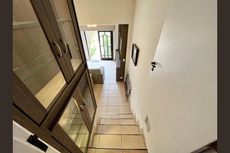 Casa à venda com 140m², 3 quartos e 2 vagas Casa à venda com 140m², 3 quartos e 2 vagasEscada
