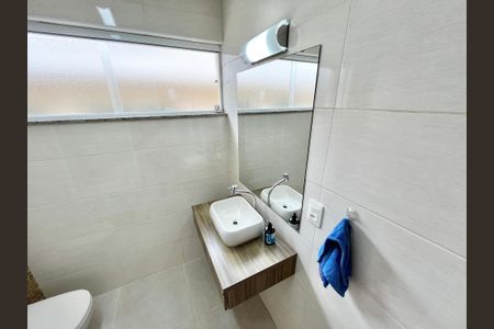 Casa à venda com 140m², 3 quartos e 2 vagas Casa à venda com 140m², 3 quartos e 2 vagasBanheiro