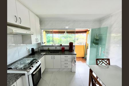 Casa à venda com 140m², 3 quartos e 2 vagas Casa à venda com 140m², 3 quartos e 2 vagasCozinha