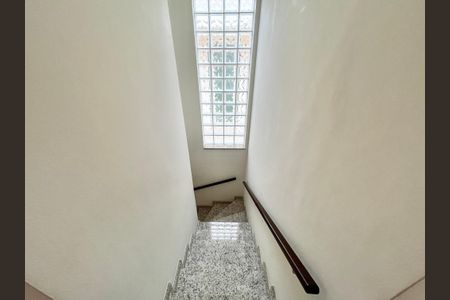 Casa à venda com 140m², 3 quartos e 2 vagas Casa à venda com 140m², 3 quartos e 2 vagasEscada