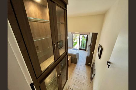 Casa à venda com 140m², 3 quartos e 2 vagas Casa à venda com 140m², 3 quartos e 2 vagasEscada