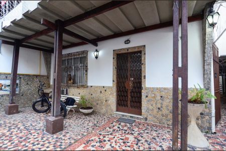 Casa à venda com 229m², 5 quartos e 3 vagasFachada