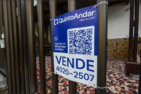 Casa à venda com 229m², 5 quartos e 3 vagasFachada