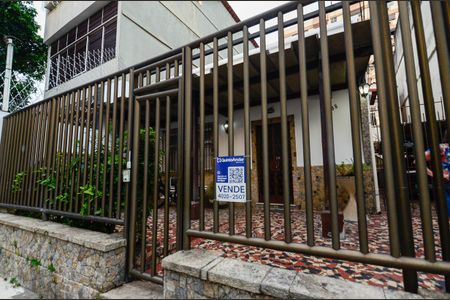 Casa à venda com 229m², 5 quartos e 3 vagasFachada