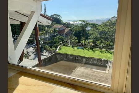 Casa à venda com 1042m², 4 quartos e 3 vagasVista