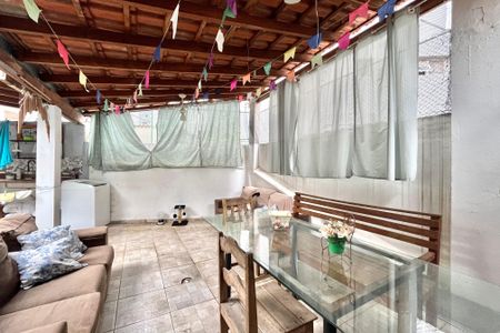 Casa à venda com 200m², 3 quartos e 4 vagas Casa à venda com 200m², 3 quartos e 4 vagasQuintal