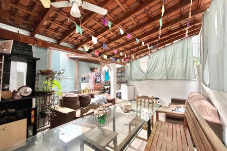 Casa à venda com 200m², 3 quartos e 4 vagas Casa à venda com 200m², 3 quartos e 4 vagasQuintal