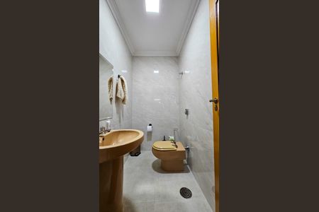 Casa à venda com 252m², 5 quartos e 6 vagas Casa à venda com 252m², 5 quartos e 6 vagasBanheiro 1