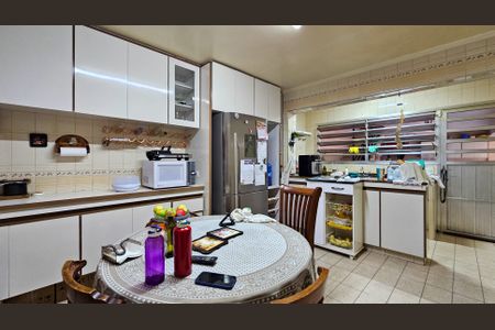 Casa à venda com 252m², 5 quartos e 6 vagas Casa à venda com 252m², 5 quartos e 6 vagasCozinha