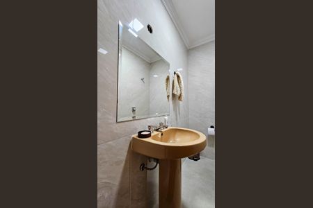 Casa à venda com 252m², 5 quartos e 6 vagas Casa à venda com 252m², 5 quartos e 6 vagasBanheiro 1