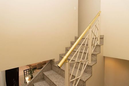 Casa à venda com 200m², 4 quartos e 5 vagasEscada