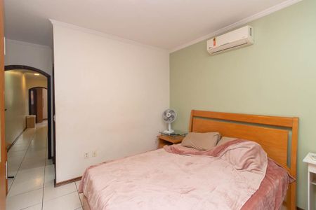 Casa à venda com 200m², 4 quartos e 5 vagasQuarto Suíte