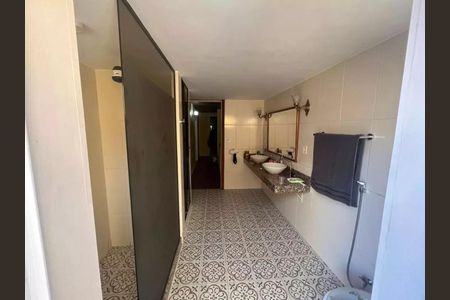 Casa à venda com 195m², 6 quartos e 1 vaga