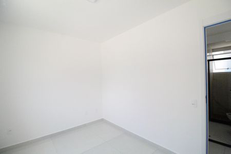 Quarto 1 de apartamento para alugar com 2 quartos, 42m² em Taquara, Rio de Janeiro