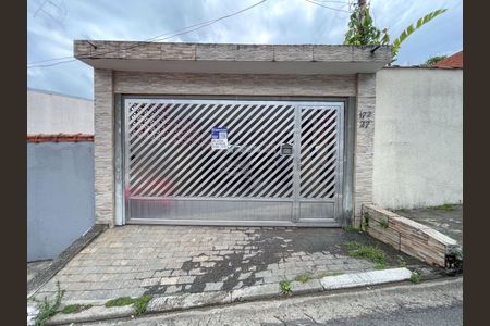 Casa à venda com 180m², 2 quartos e 4 vagas Casa à venda com 180m², 2 quartos e 4 vagasFachada