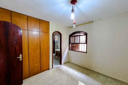 Casa à venda com 194m², 4 quartos e 2 vagas Casa à venda com 194m², 4 quartos e 2 vagasQuarto 2 - Suíte