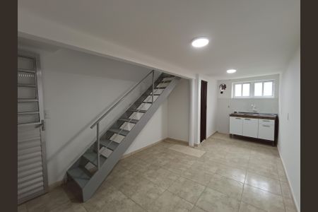Studio para alugar com 44m², 1 quarto e sem vaga Studio para alugar com 44m², 1 quarto e sem vagaEscada