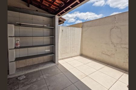 Casa de condomínio à venda com 70m², 2 quartos e 1 vagaQuintal