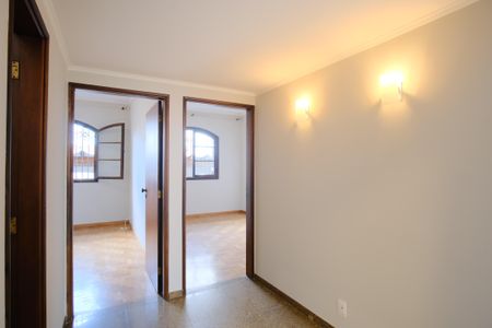 Casa à venda com 105m², 2 quartos e 2 vagasHall dos quartos