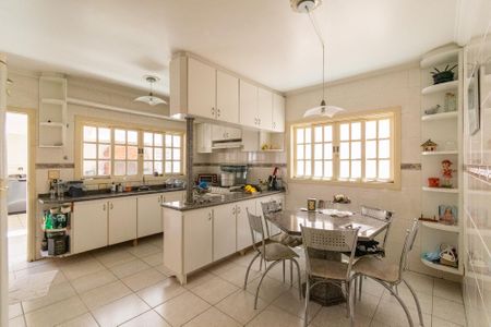 Casa à venda com 217m², 2 quartos e 2 vagasCozinha