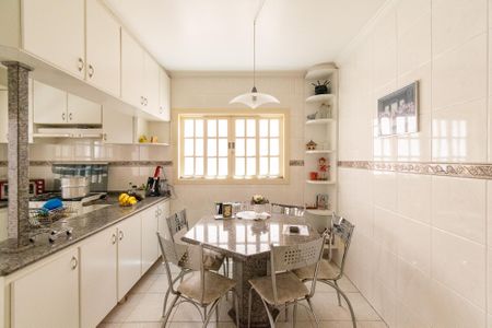 Casa à venda com 217m², 2 quartos e 2 vagasCozinha