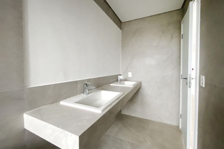 Apartamento à venda com 232m², 4 quartos e 4 vagasBanheiro da Suíte 1 - Torneiras