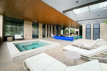 Apartamento à venda com 190m², 3 quartos e 3 vagas Apartamento à venda com 190m², 3 quartos e 3 vagasÁrea comum - Piscina Coberta