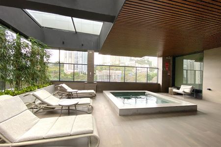 Apartamento à venda com 190m², 3 quartos e 3 vagas Apartamento à venda com 190m², 3 quartos e 3 vagasÁrea comum - Piscina Coberta