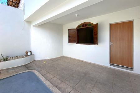 Casa para alugar com 364m², 3 quartos e 2 vagas Casa para alugar com 364m², 3 quartos e 2 vagasVaranda