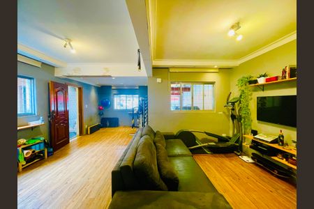 Casa à venda com 211m², 4 quartos e 2 vagas Casa à venda com 211m², 4 quartos e 2 vagasSala