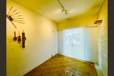 Casa à venda com 211m², 4 quartos e 2 vagas Casa à venda com 211m², 4 quartos e 2 vagasQuarto 4