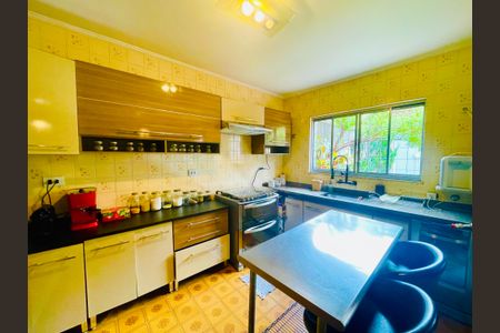 Casa à venda com 211m², 4 quartos e 2 vagas Casa à venda com 211m², 4 quartos e 2 vagasCozinha