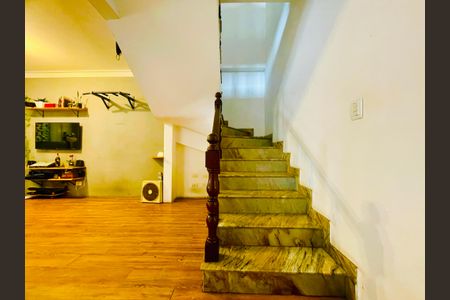 Casa à venda com 211m², 4 quartos e 2 vagas Casa à venda com 211m², 4 quartos e 2 vagasEscada para quartos