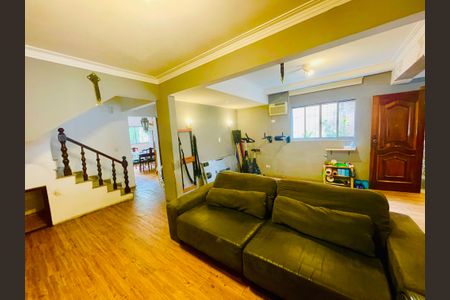 Casa à venda com 211m², 4 quartos e 2 vagas Casa à venda com 211m², 4 quartos e 2 vagasSala