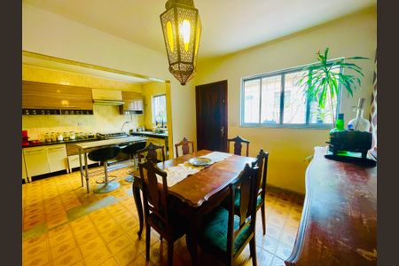 Casa à venda com 211m², 4 quartos e 2 vagas Casa à venda com 211m², 4 quartos e 2 vagasSala de Jantar