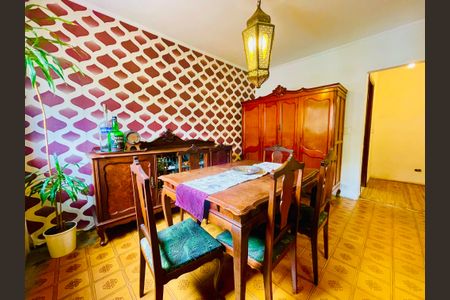 Casa à venda com 211m², 4 quartos e 2 vagas Casa à venda com 211m², 4 quartos e 2 vagasSala de Jantar