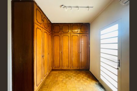 Casa à venda com 211m², 4 quartos e 2 vagas Casa à venda com 211m², 4 quartos e 2 vagasCloset