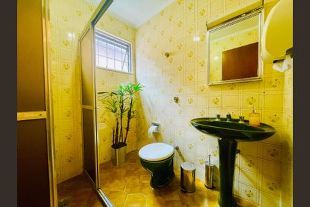 Casa à venda com 211m², 4 quartos e 2 vagas Casa à venda com 211m², 4 quartos e 2 vagasBanheiro 2