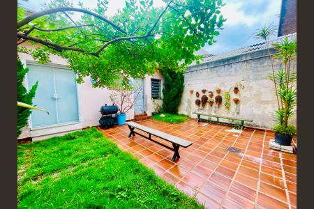 Casa à venda com 211m², 4 quartos e 2 vagas Casa à venda com 211m², 4 quartos e 2 vagasQuintal