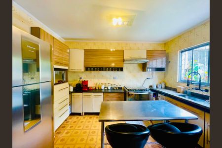 Casa à venda com 211m², 4 quartos e 2 vagas Casa à venda com 211m², 4 quartos e 2 vagasCozinha