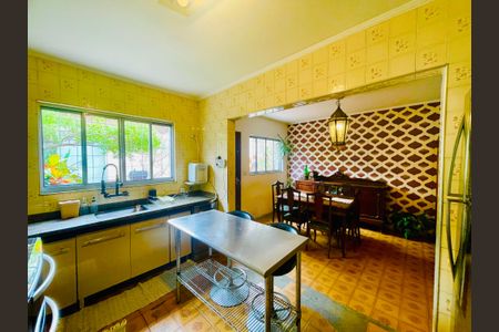 Casa à venda com 211m², 4 quartos e 2 vagas Casa à venda com 211m², 4 quartos e 2 vagasCozinha